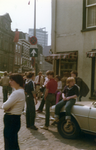 856027 Afbeelding van ongeregeldheden tussen sympathisanten van krakers en enkele buurtbewoners in de Voorstraat te ...